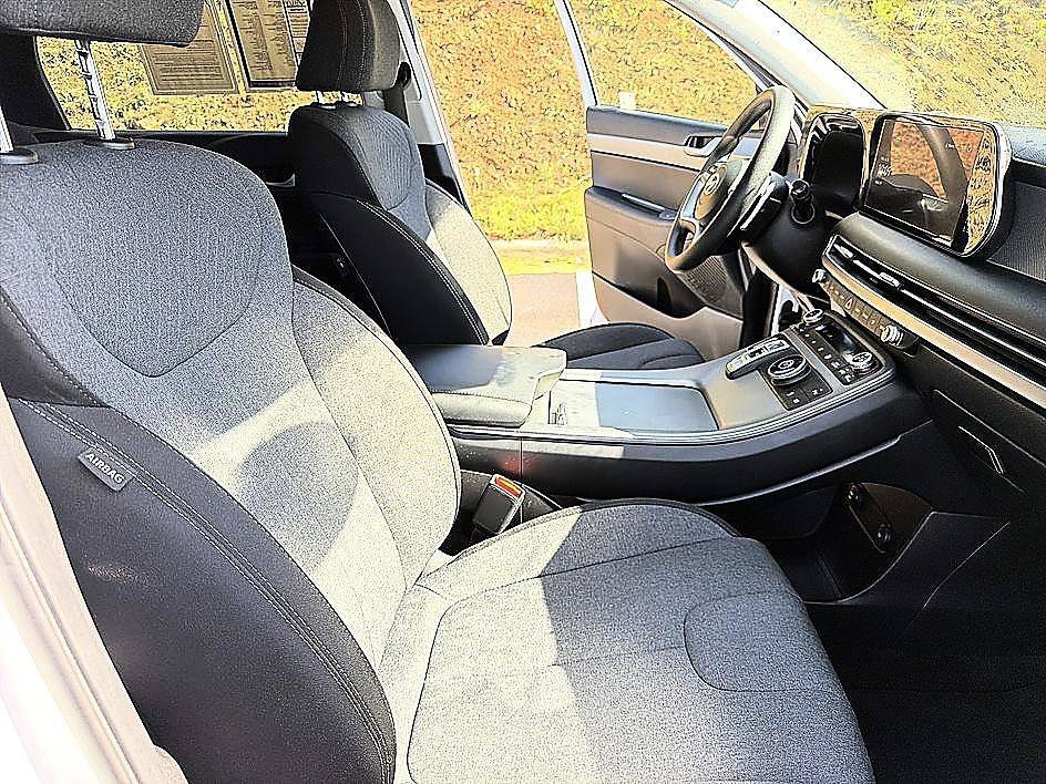 Used 2025 Hyper White Hyundai SE image 19
