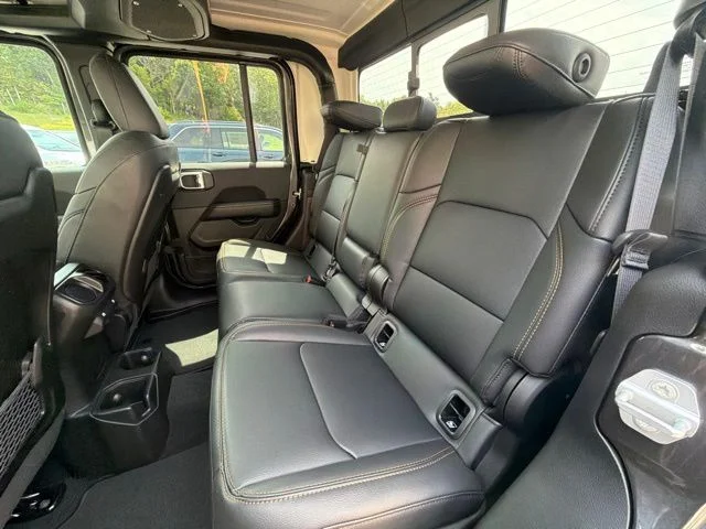 New 2026 Granite Crystal Metallic Clearcoat Jeep Sahara image 13