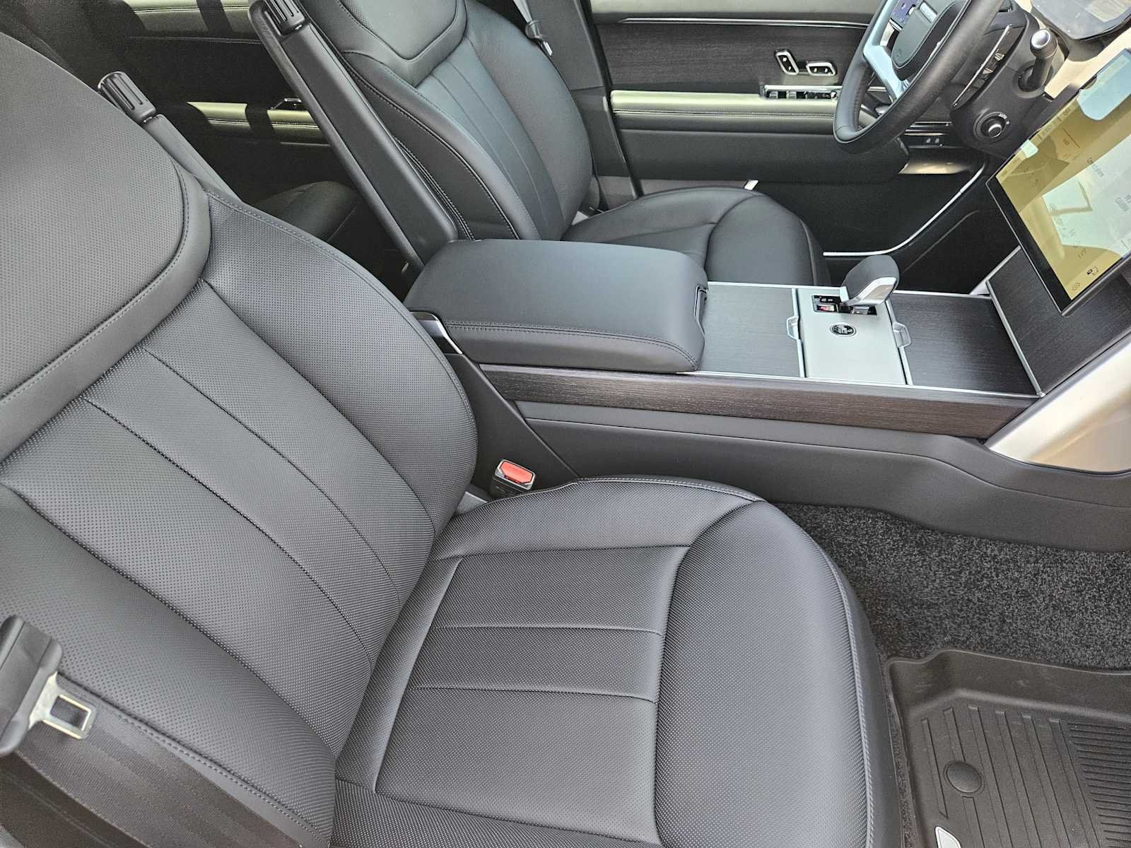 New 2026 Belgravia Green LAND ROVER SE image 13