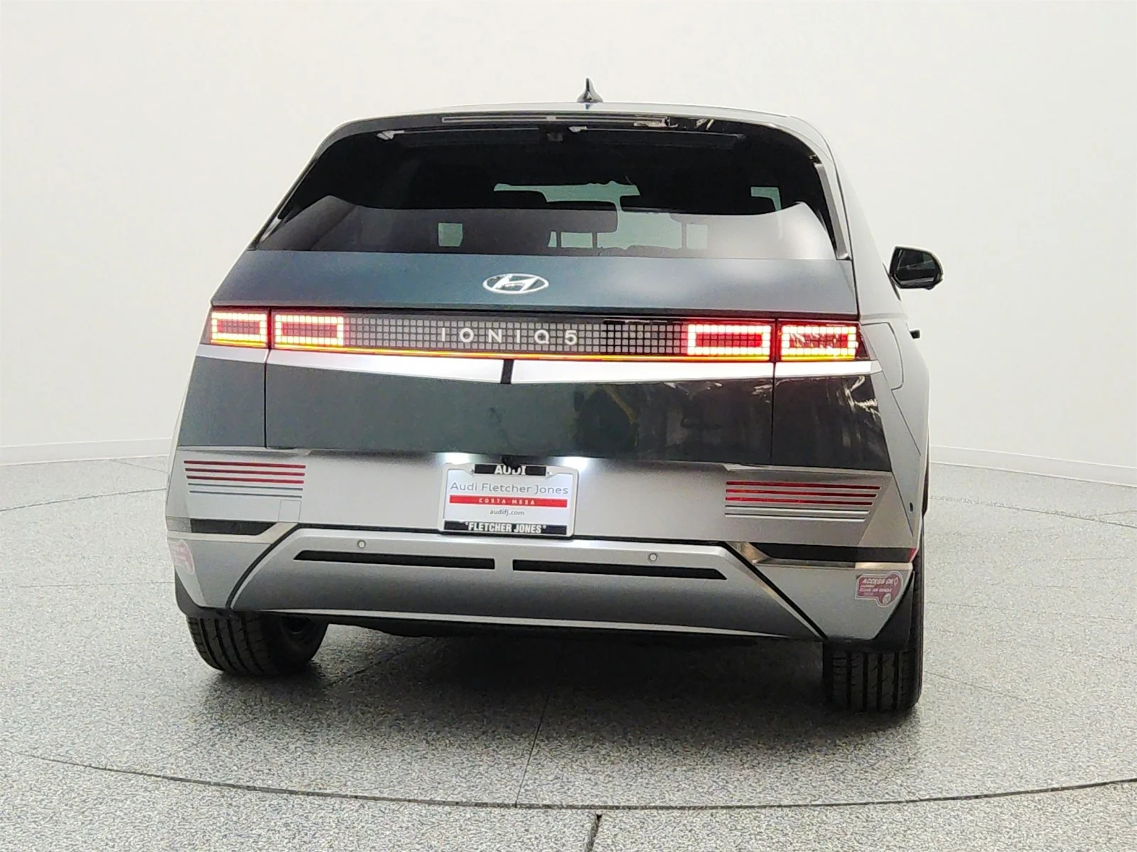 Used 2024 Digital Teal Hyundai Limited RWD image 6