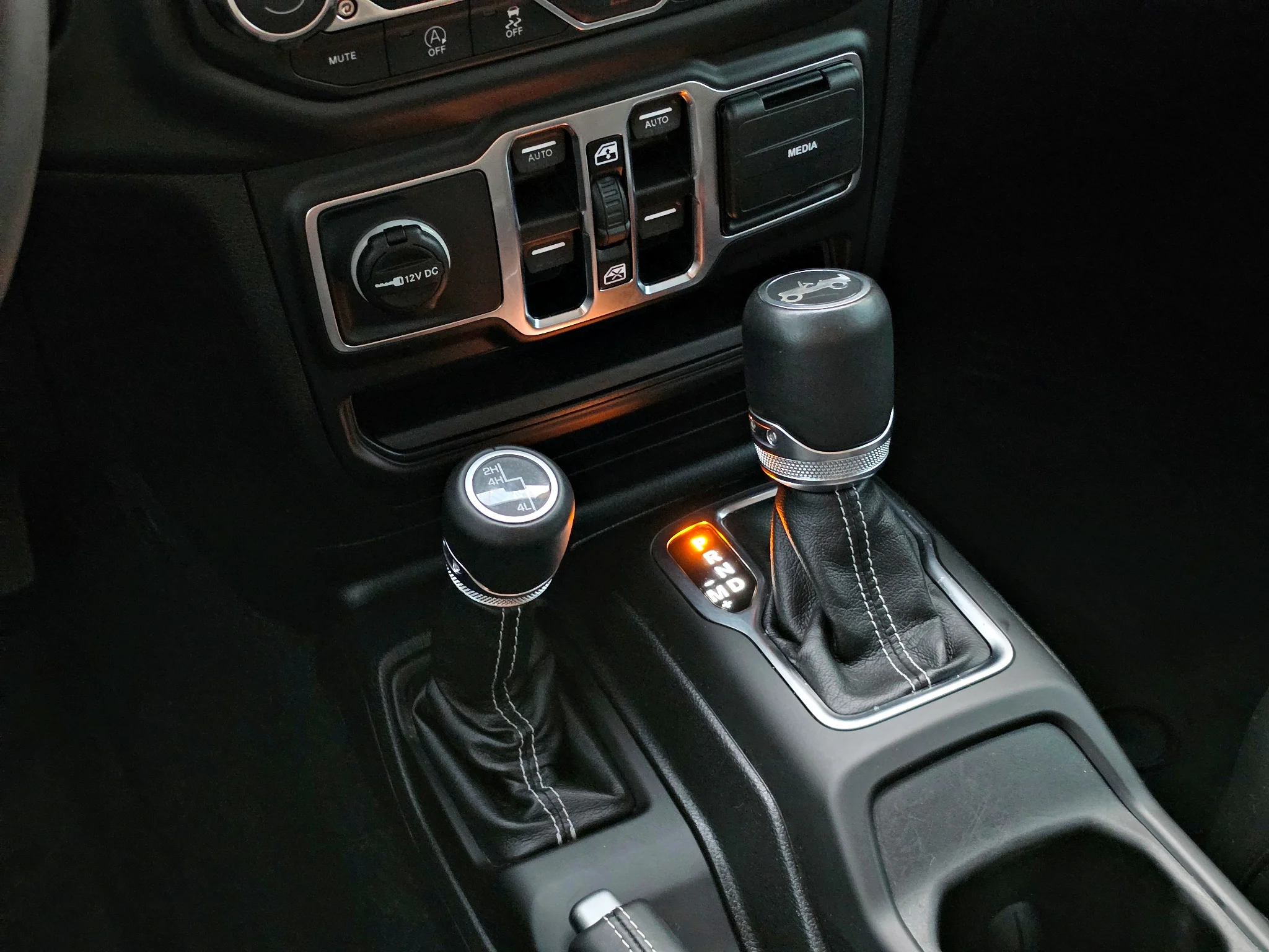 Used 2019 Punkn Metallic Clearcoat Jeep Sahara image 18