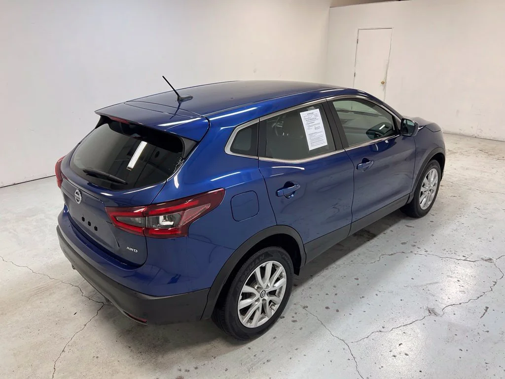 Used 2022 Blue Nissan S image 3