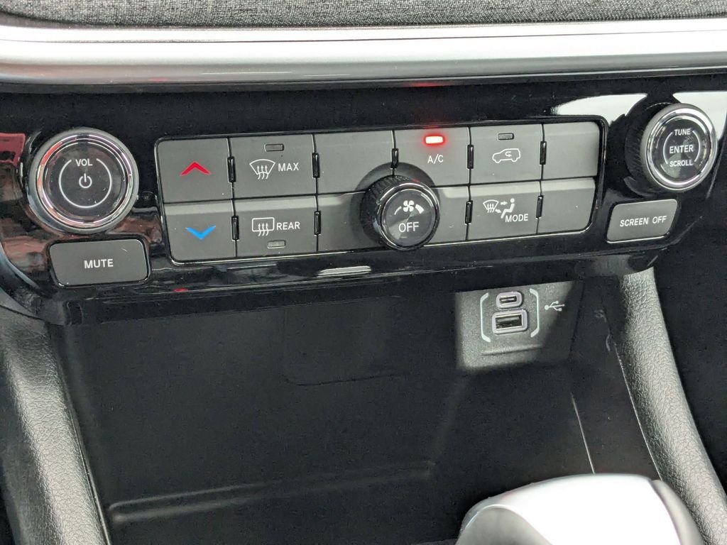Used 2026 Diamond Black Crystal Pearlcoat Jeep Latitude image 29