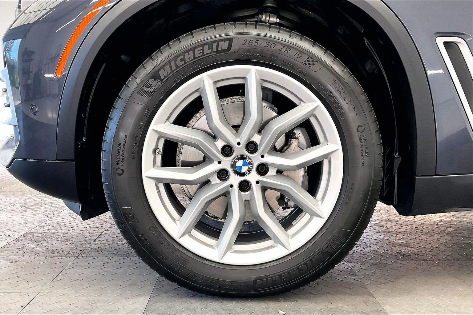 Used 2021 Arctic Gray Metallic BMW xDrive40i image 8