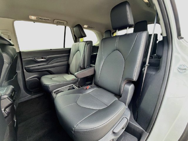 Used 2026 Pearl Toyota XLE image 21