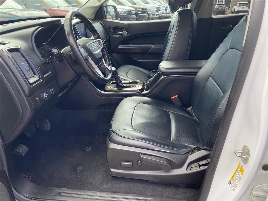 Used 2019 Summit White GMC 4WD SLE image 9