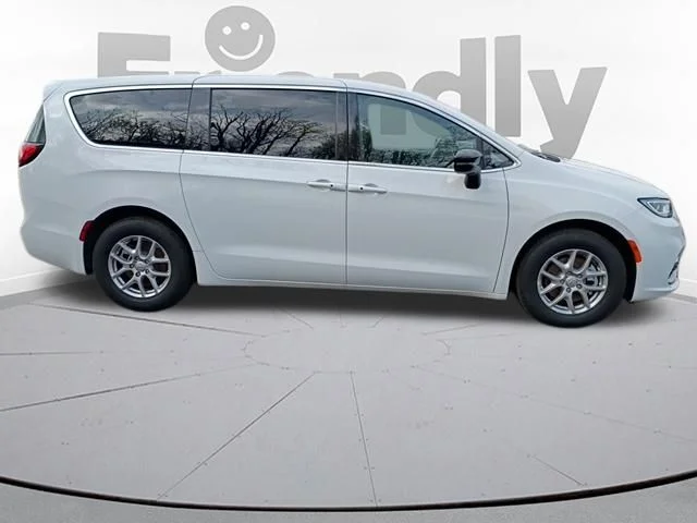 New 2026 Bright White Clear-Coat Exterior Paint Chrysler Select image 5