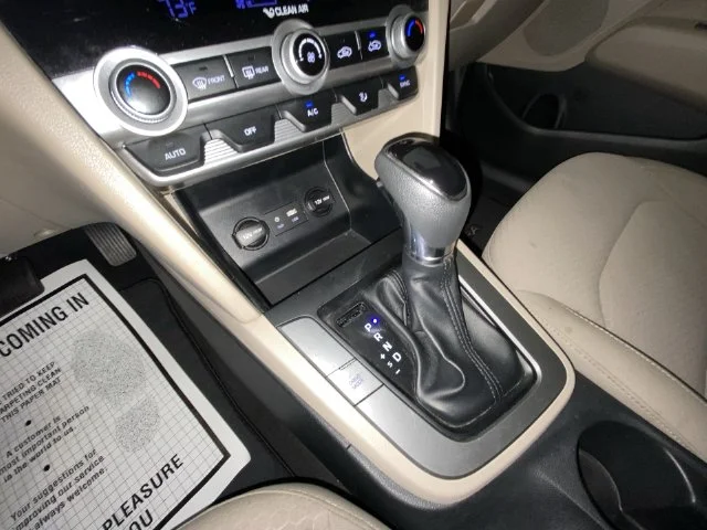 Used 2020 Black Hyundai SE image 19