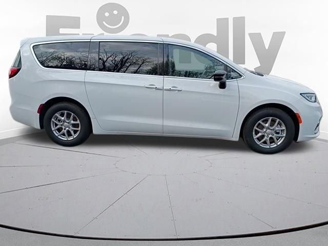 New 2026 Bright White Clear-Coat Exterior Paint Chrysler Select image 5
