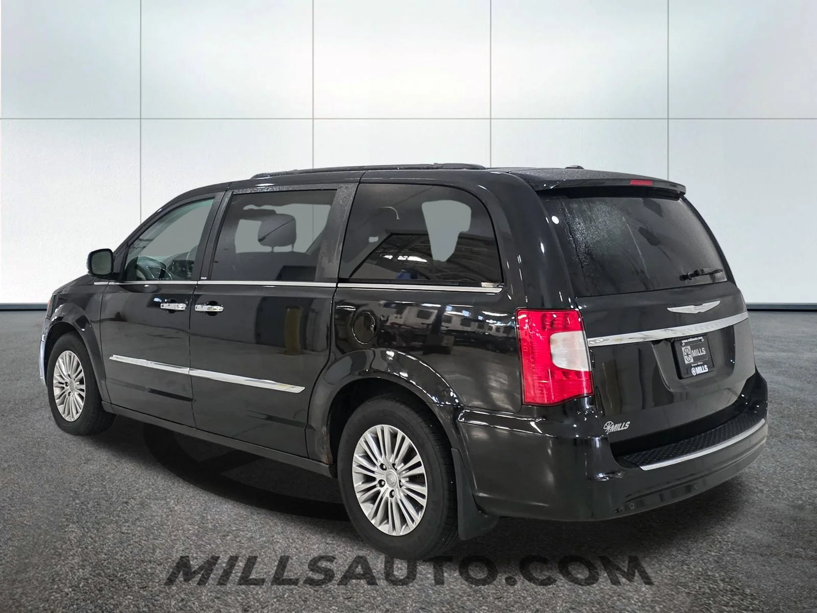 Used 2013 Black Chrysler Touring-L image 4