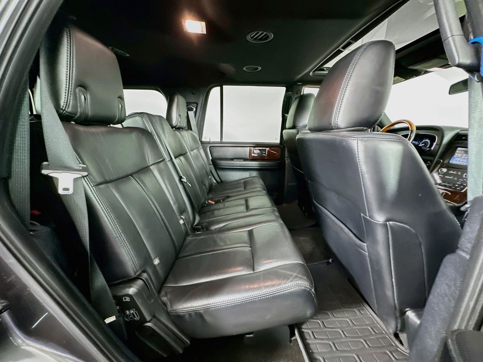 Used 2015 Magnetic Metallic Lincoln Base image 30