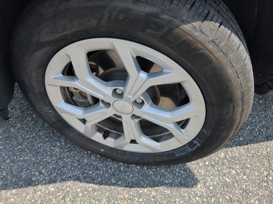 Used 2024 Bright White Clearcoat Jeep Latitude image 7