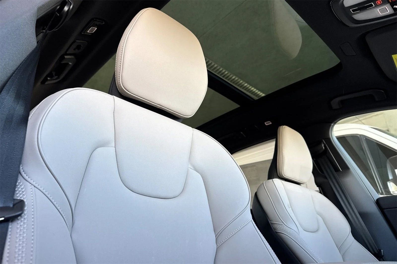 2026 Volvo XC60 Plus - Photo 18