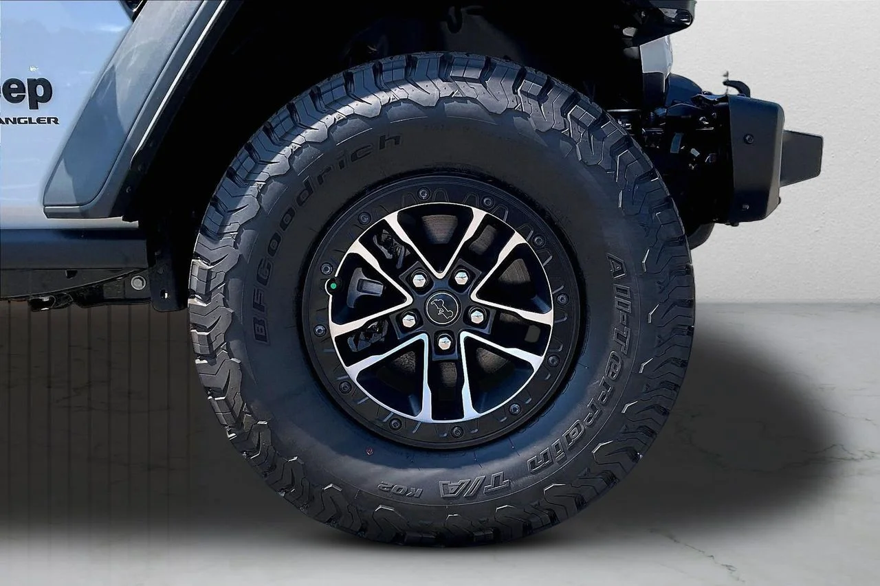 New 2026 Bright White Clear-Coat Exterior Paint Jeep Moab 392 image 32
