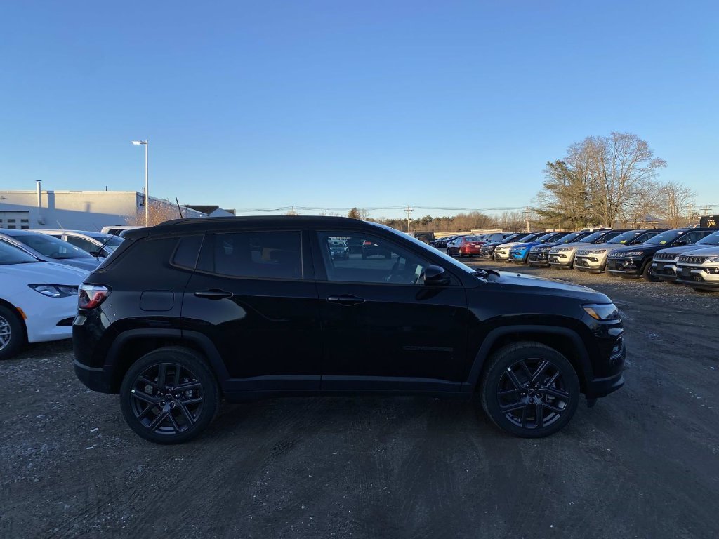 New 2026 Diamond Black Crystal Pearl-Coat Exterior Paint Jeep Limited image 2