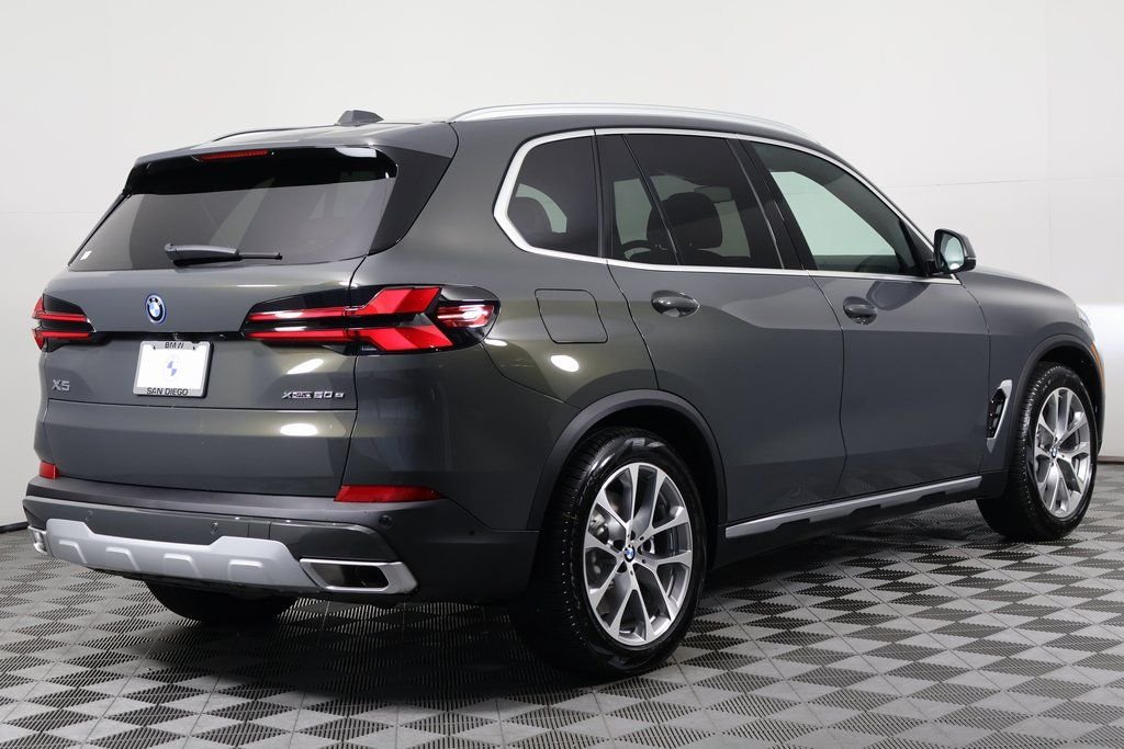 New 2026 Dravit Grey Metallic BMW xDrive50e image 2