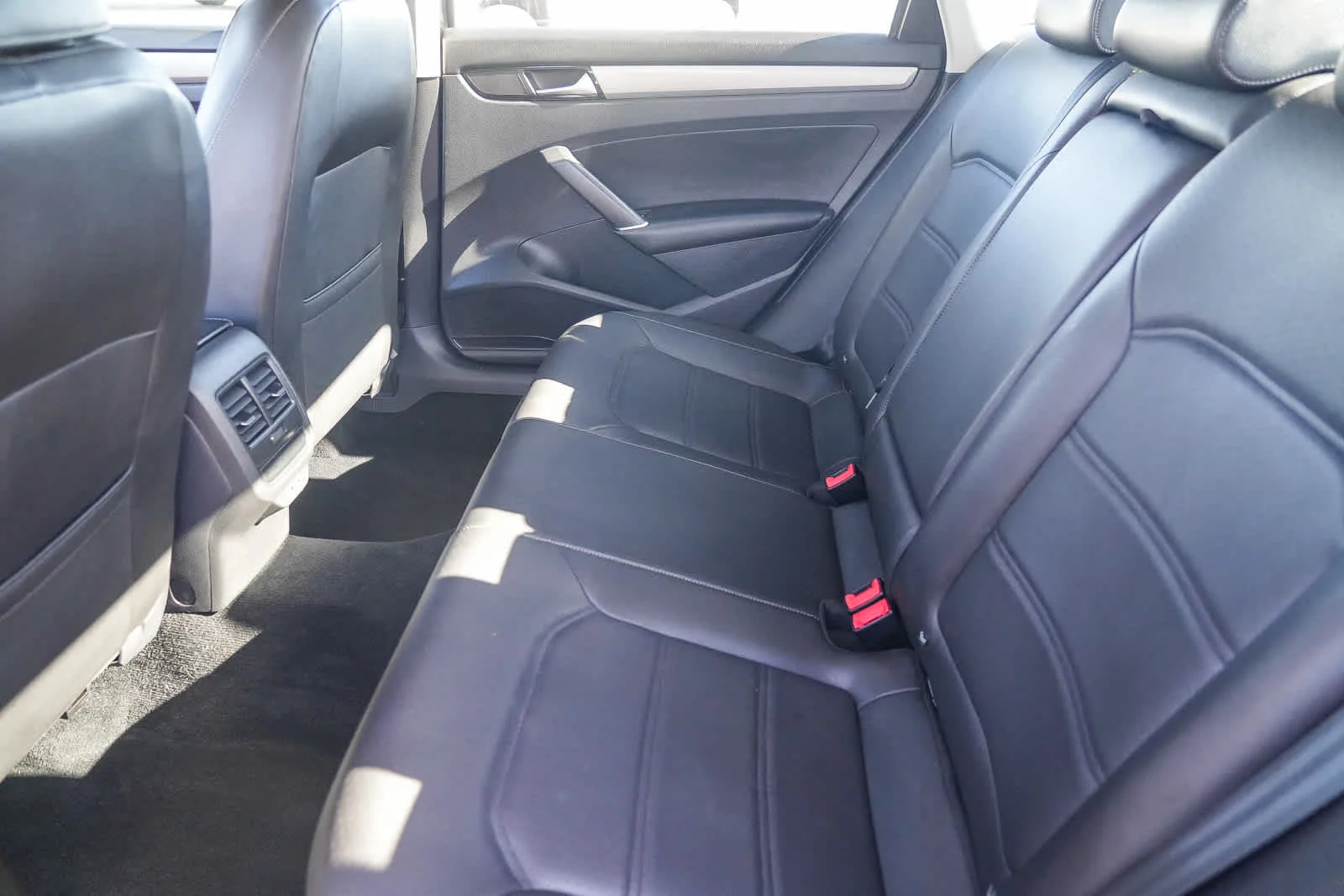 Used 2020  Volkswagen 2.0T SE image 19