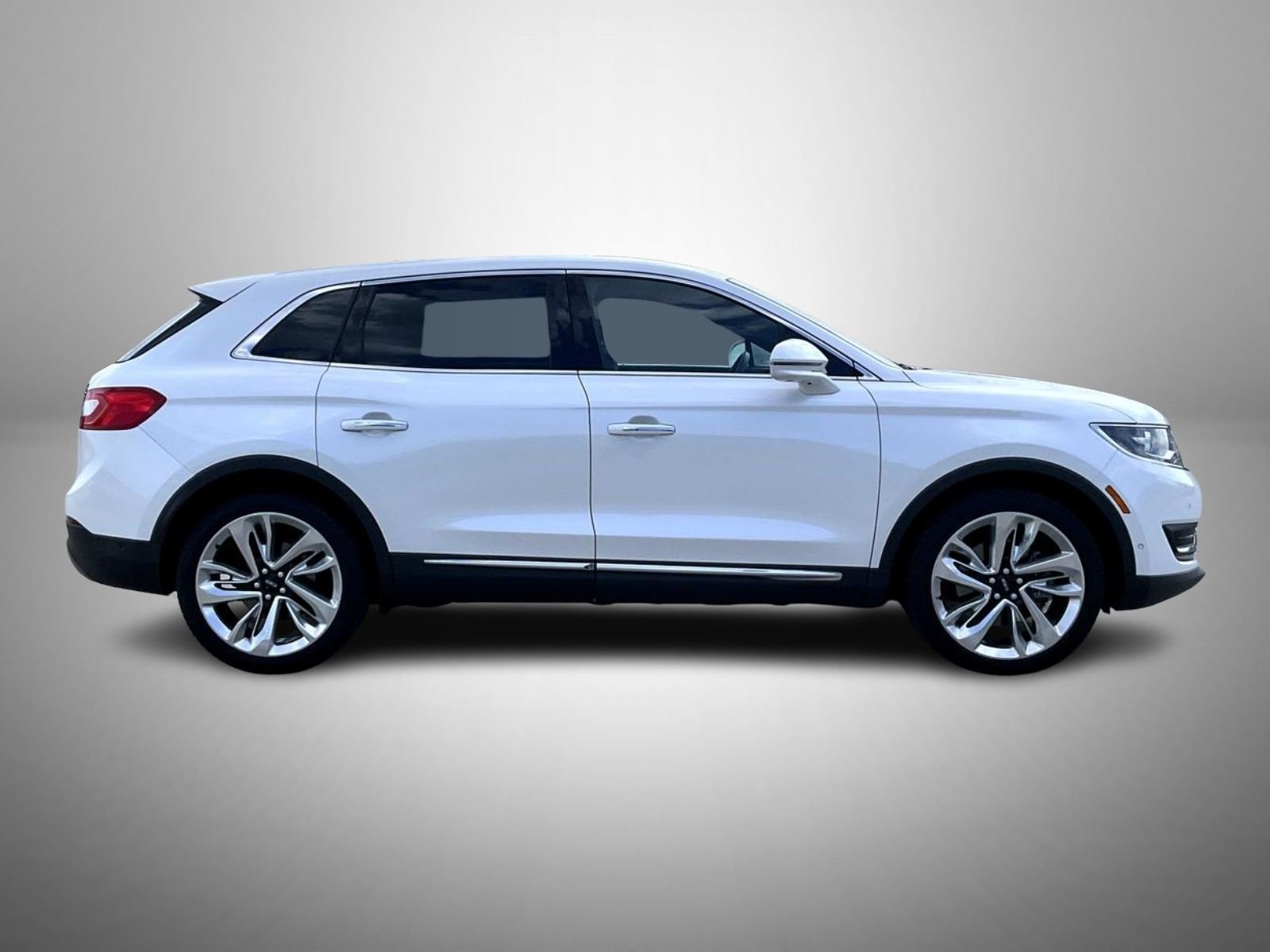 Used 2018 White Lincoln Reserve image 4