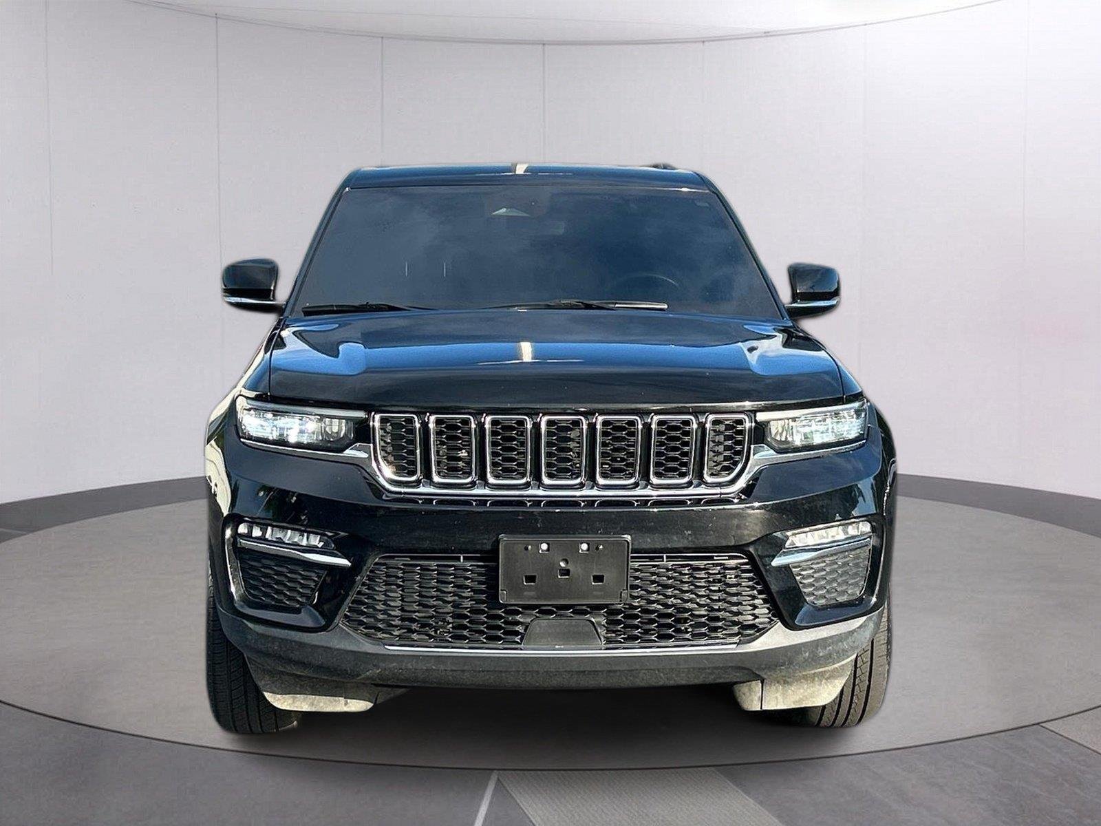 Used 2024 Diamond Black Crystal Pearlcoat Jeep Limited image 10