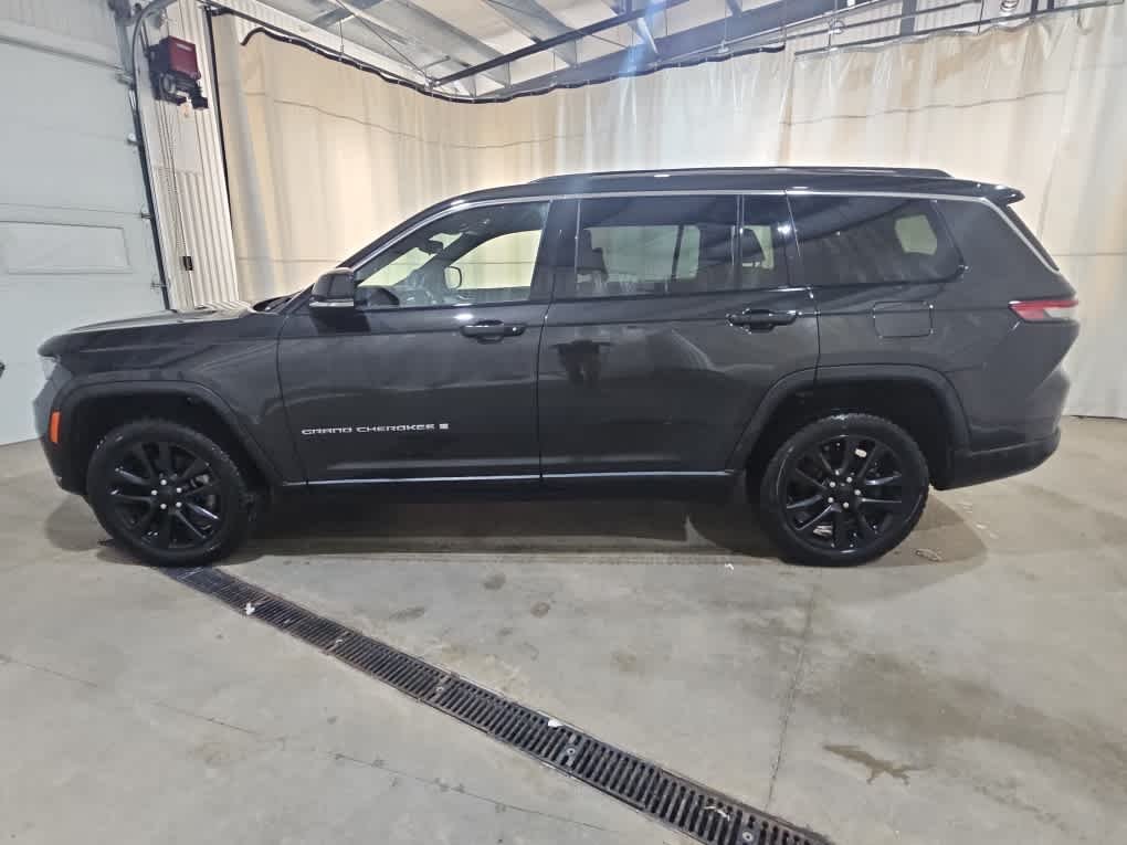 Used 2023 Rocky Mountain Pearlcoat Jeep Limited image 2