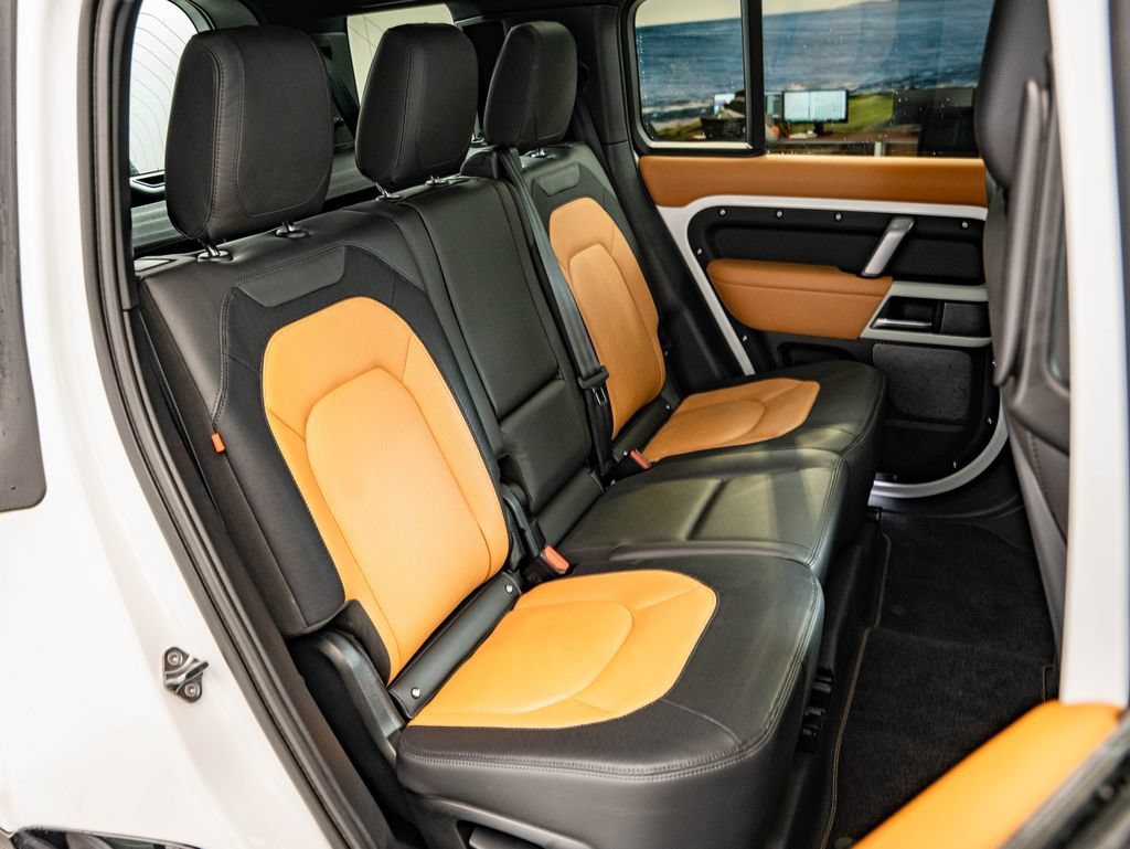 Used 2024 White Land Rover X-Dynamic SE image 46