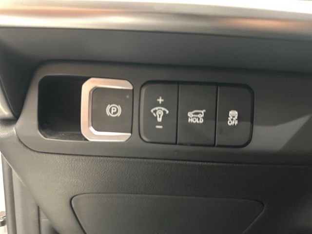 Used 2025 White Hyundai SEL image 22