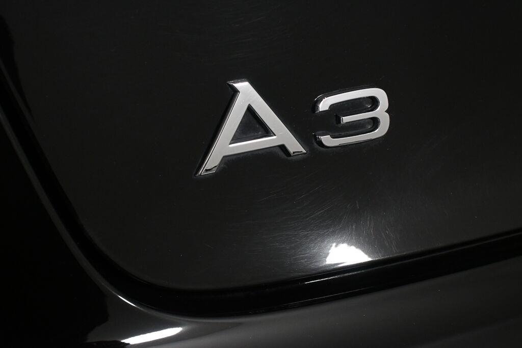 Used 2018 Brilliant Black Audi Premium image 26