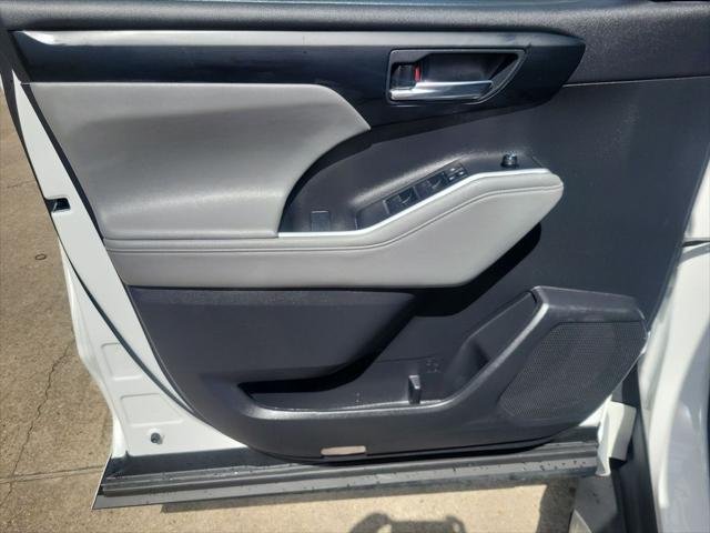 Certified Used 2024 WIND CHILL PEARL Toyota  image 11