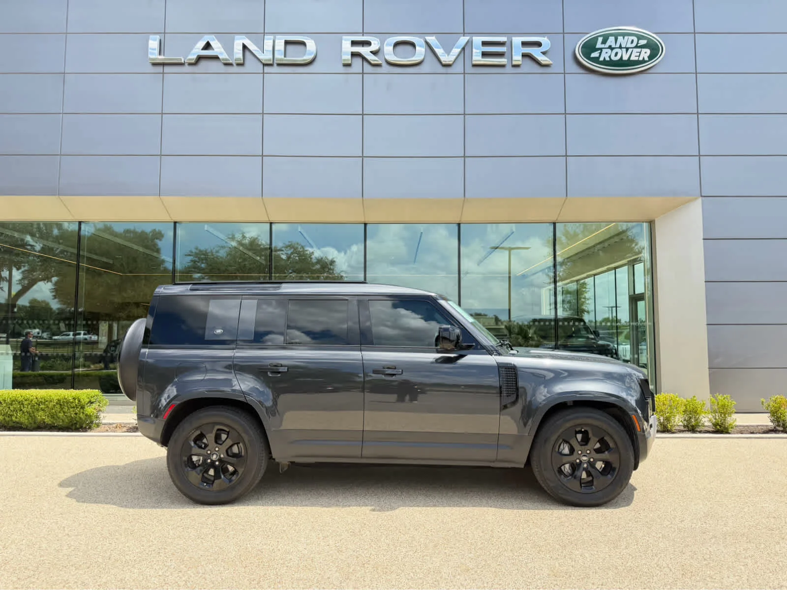 Used 2023 Carpathian Grey Premium Metallic Land Rover SE image 5