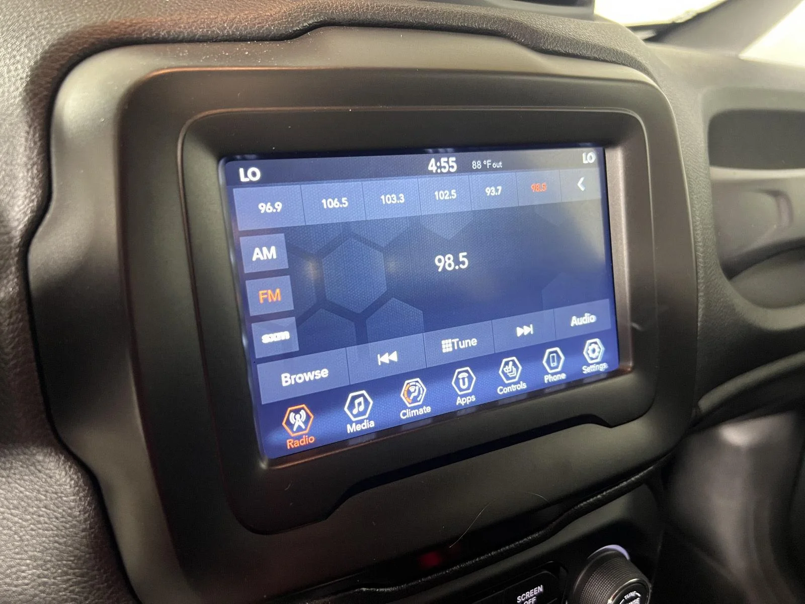 Used 2021  Jeep Latitude image 12
