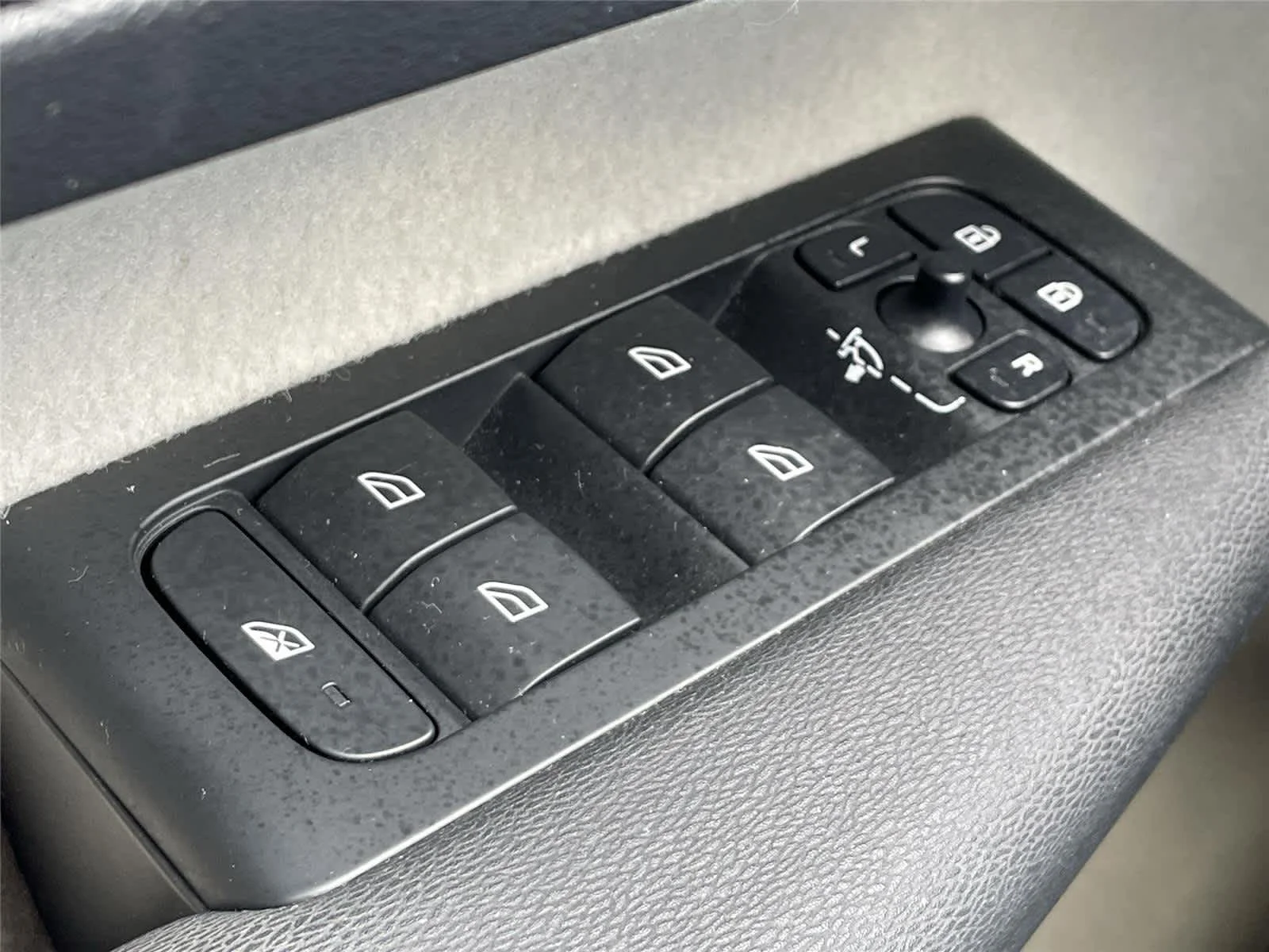 2023 Volvo XC40 Plus - Photo 29