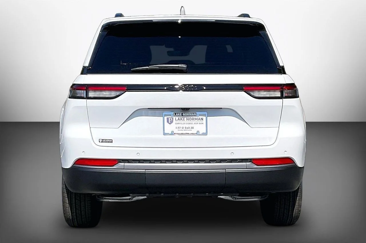 New 2027 Bright White Clear-Coat Paint Jeep Laredo Altitude image 7