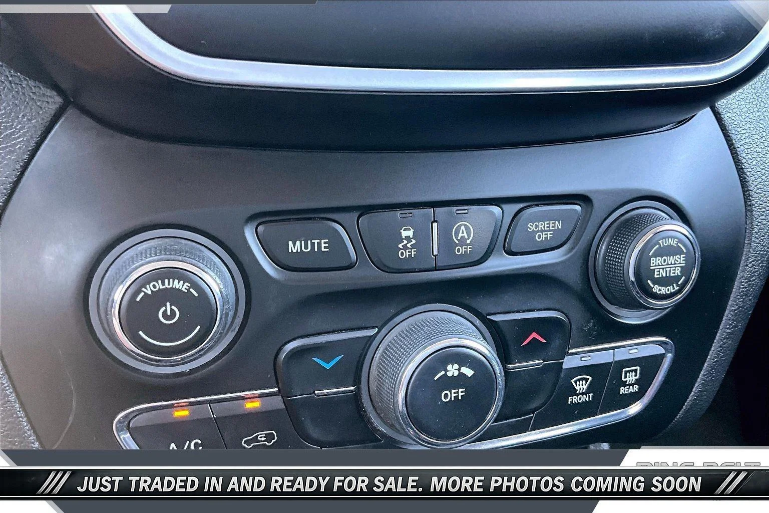 Used 2020 Silver Jeep Latitude FWD image 23