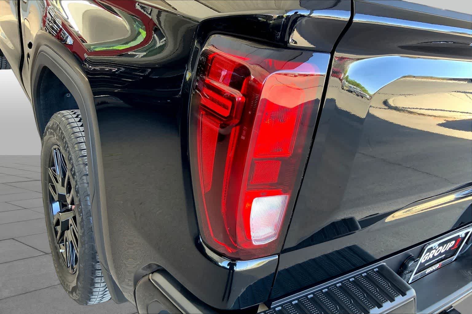 Used 2024 Onyx Black GMC Elevation image 29