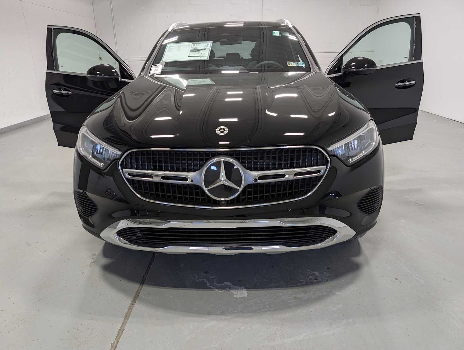Used 2026 Obsidian Black Metallic Mercedes-Benz GLC 300 image 12