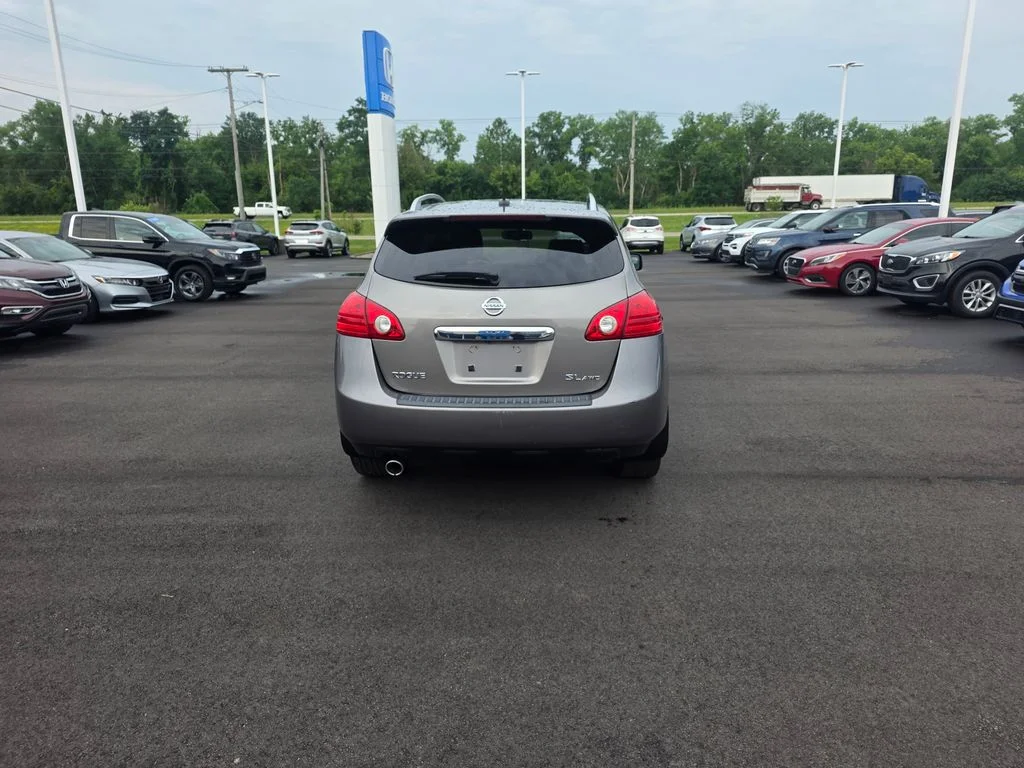 Used 2011 Platinum Graphite Nissan SV image 4