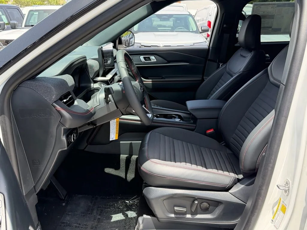 New 2026 Star White Metallic Tri-Coat Ford ST-Line image 5