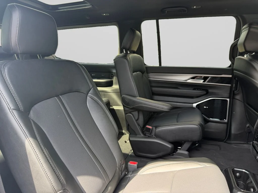 New 2026 Bright White Clear-Coat Exterior Paint Jeep Limited Altitude image 18