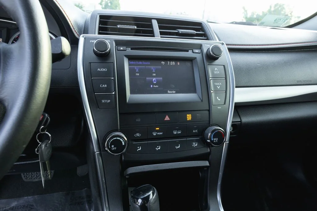 Used 2016 Blizzard Pearl Toyota SE image 17