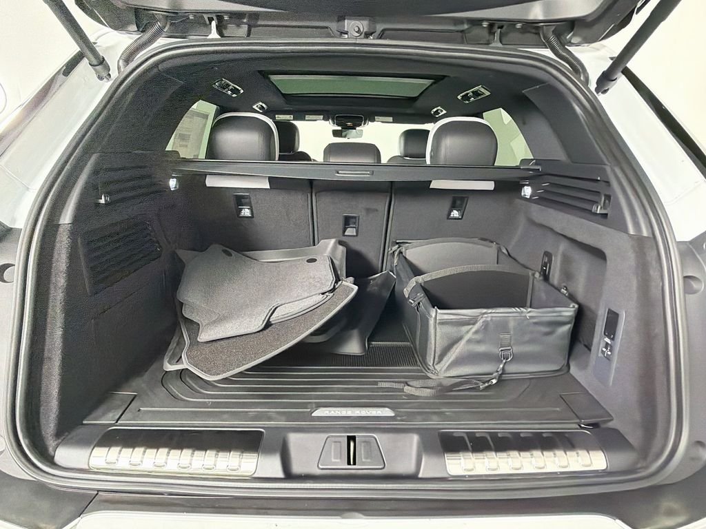 New 2026 Fuji White Land Rover Dynamic SE image 28