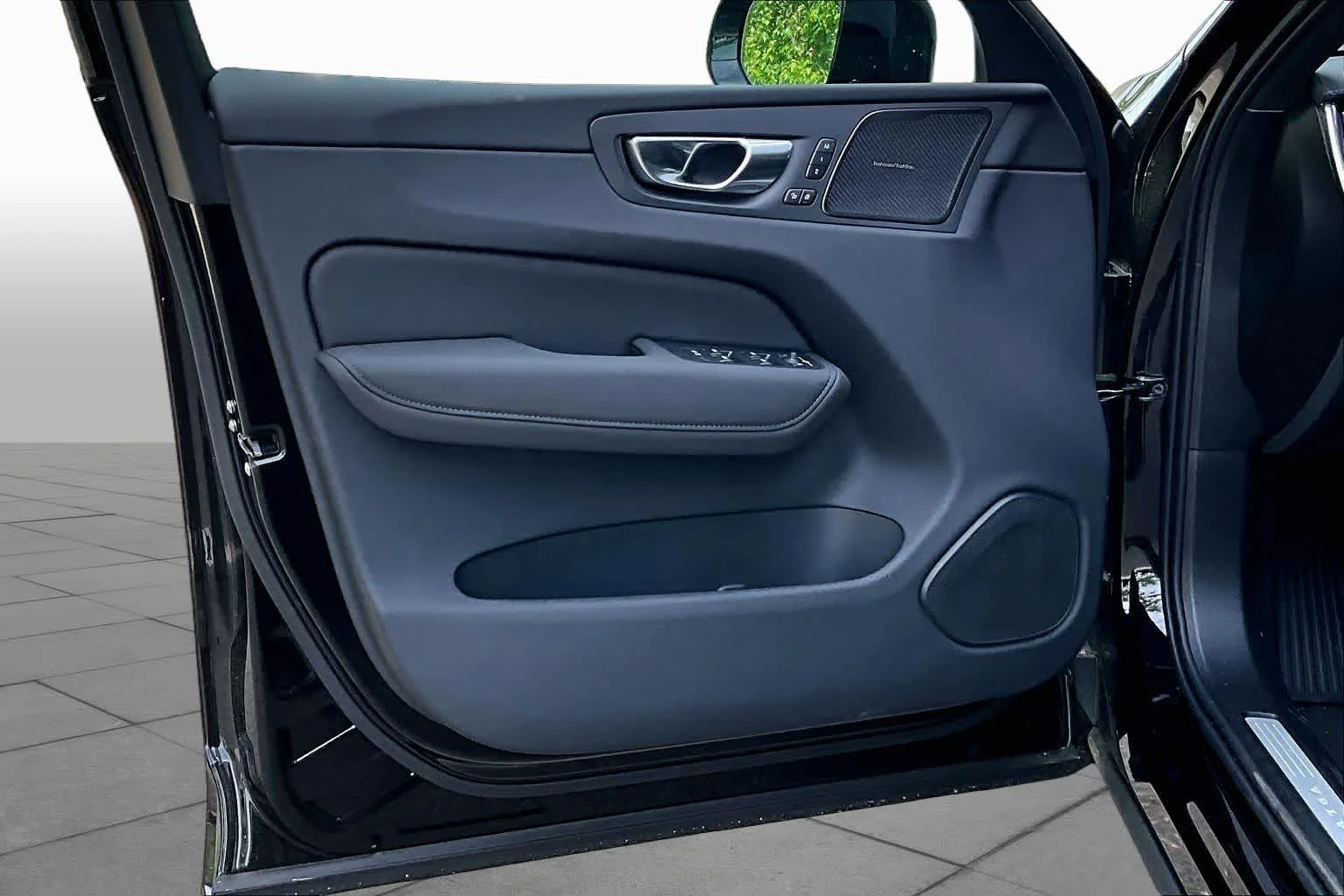 New 2026 ONYX BLACK Volvo Ultra Black Edition image 11