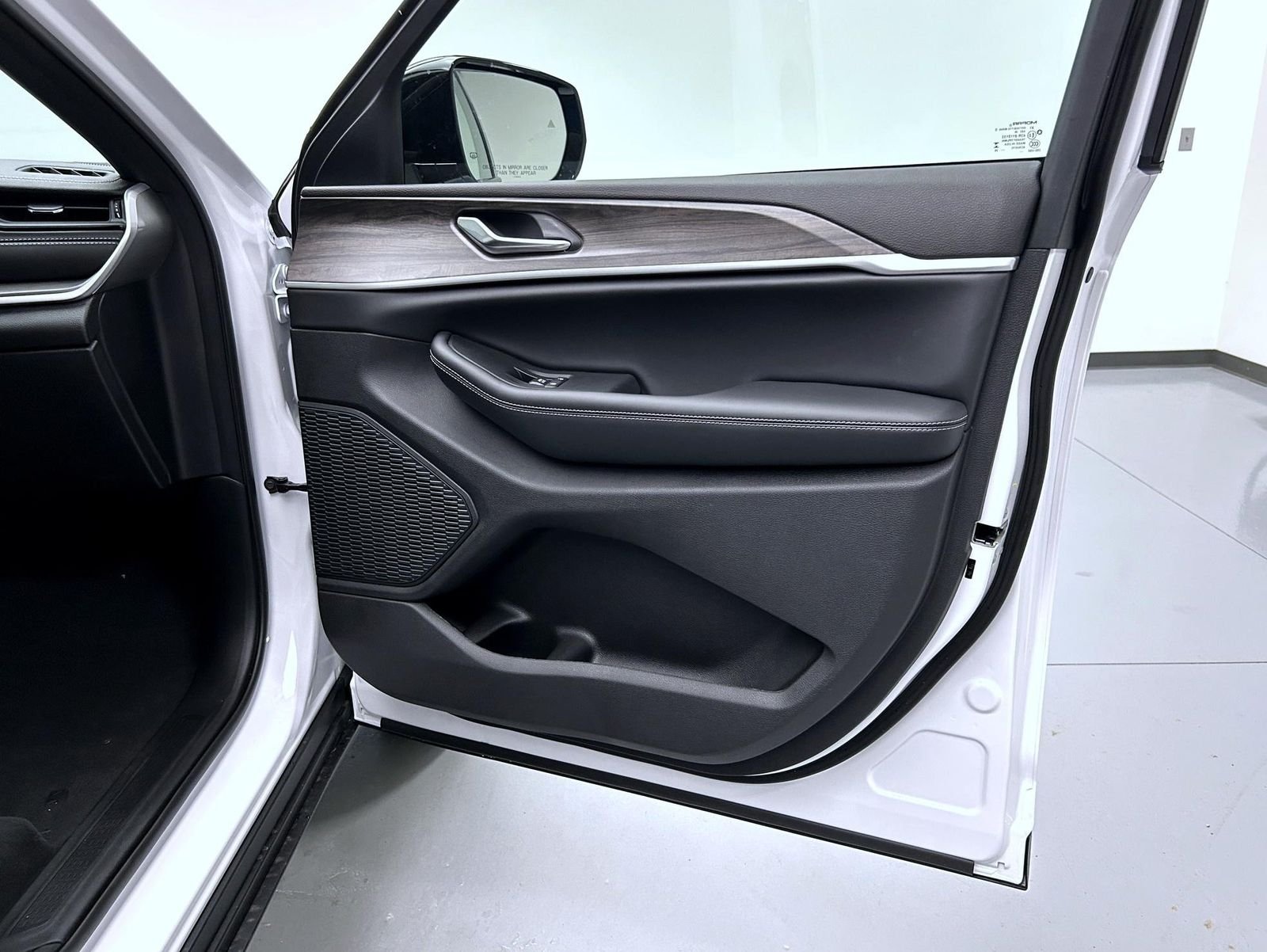 New 2026 Bright White Clear-Coat Exterior Paint Jeep Altitude image 16
