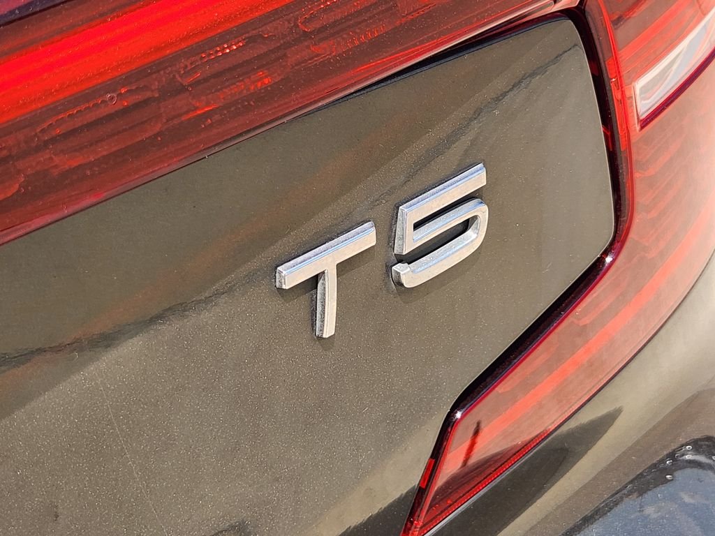 Used 2021 Pine Grey Metallic Volvo Momentum image 11