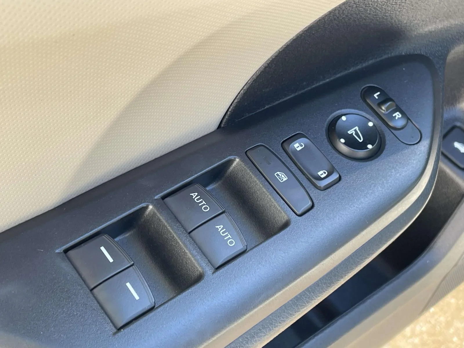Used 2018 White Honda LX CVT image 17