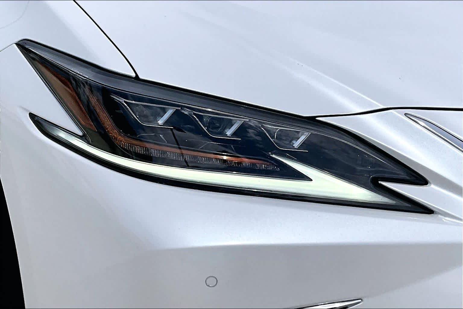 Used 2019 Eminent White Pearl Lexus Ultra Luxury image 26