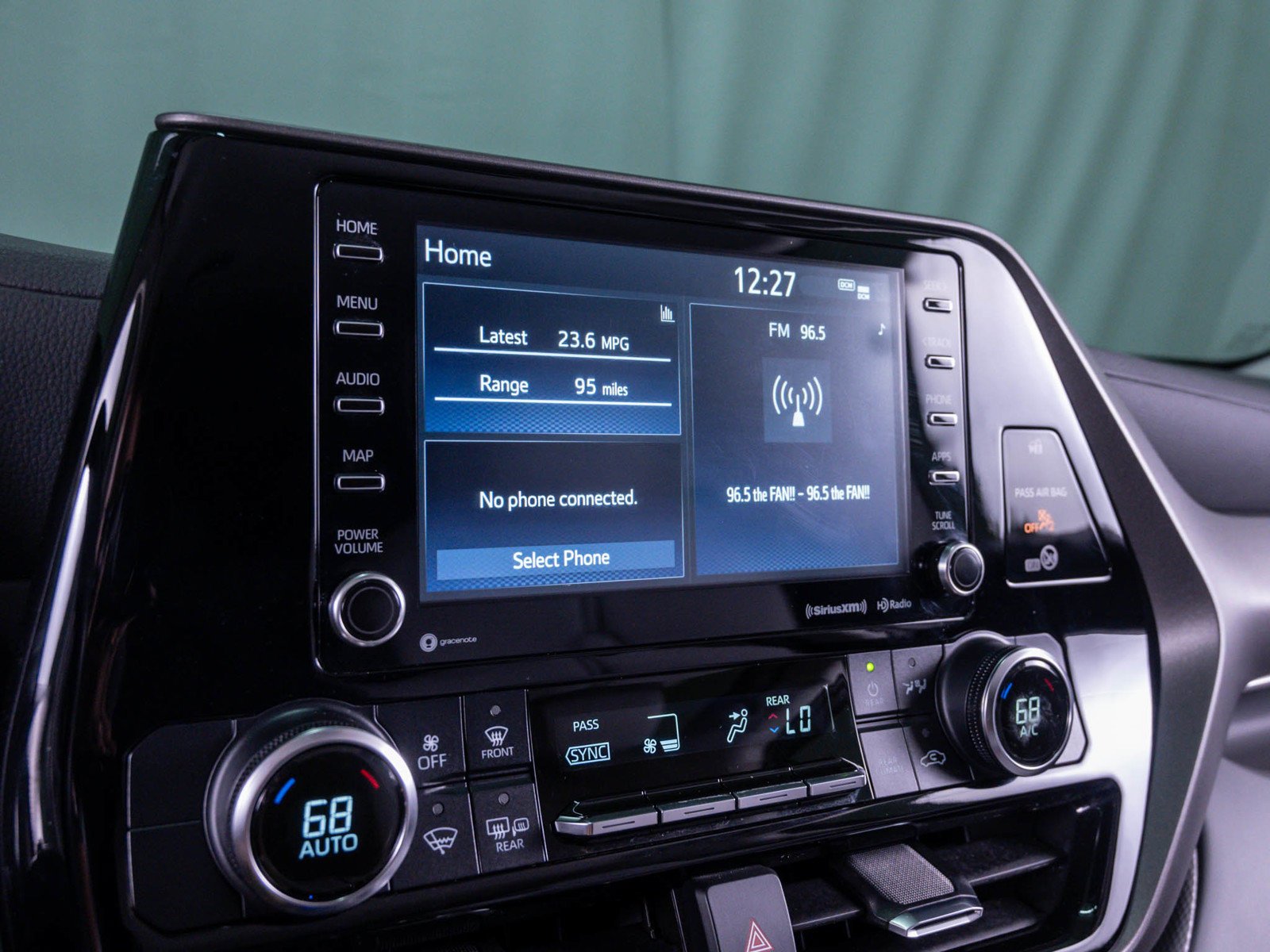 Used 2022 Pearl Toyota LE image 27