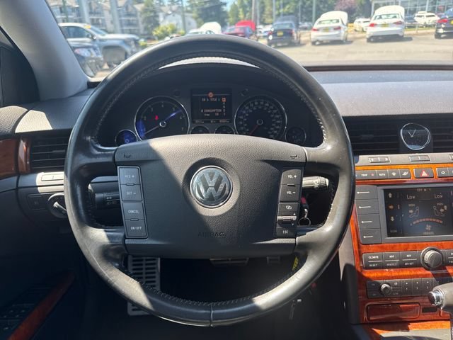Used 2004 Black Volkswagen V8 image 22