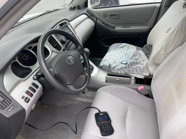 Used 2004 White Toyota V6 image 5