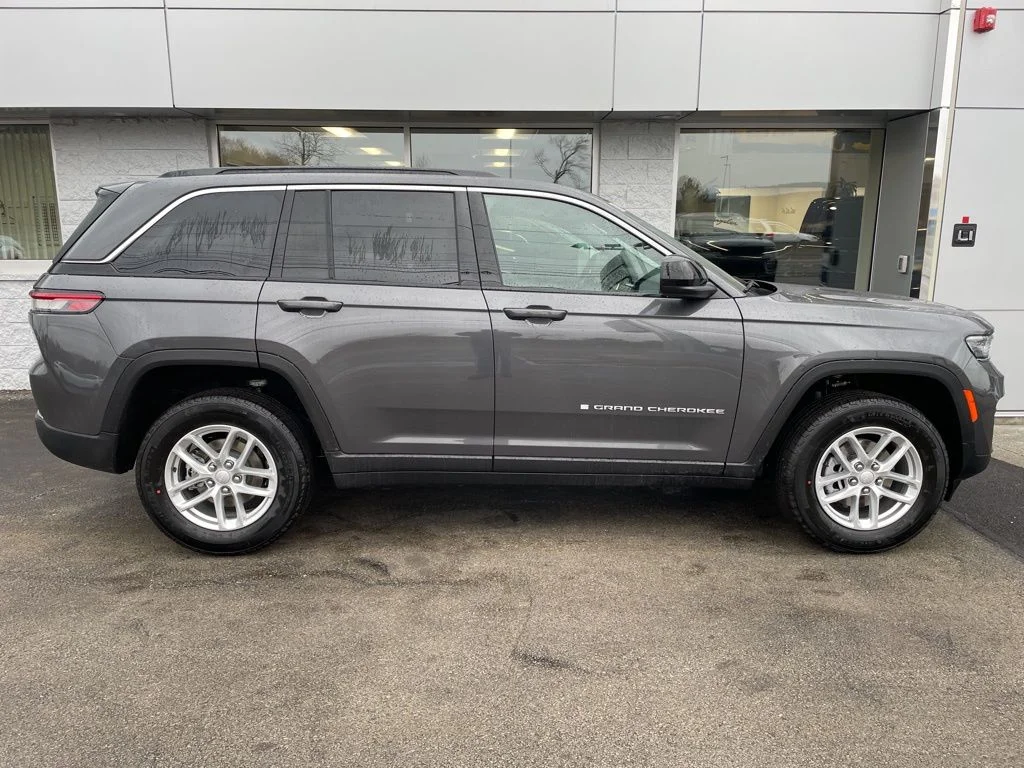 New 2026 Baltic Gray Metallic Clear-Coat Exterior Paint Jeep Laredo X image 7