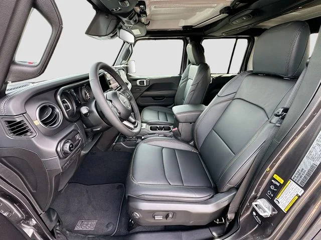 New 2026 Granite Crystal Metallic Clearcoat Jeep Sahara image 15